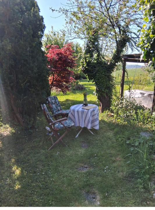Kaffeetisch auf der Wiese